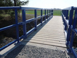 Na trase z Olomouce do Štěpánova využívají chodci a cyklisté nově zbudovanou lávku