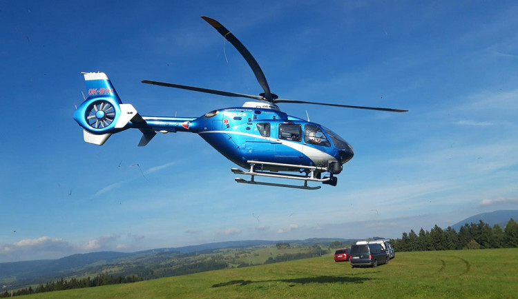 Po muži pátral v nepřístupném terénu také policejní vrtulník.