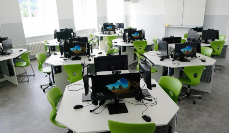 Nové počítače a moderní technologie. Ve Frýdlantu mají novou multimediální učebnu