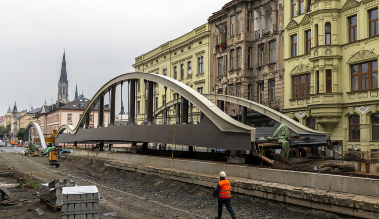 Rejnok v pohybu. Druhá část mostu na Masarykově se sune nad řeku