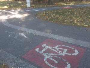 Chaos ve značení cyklostezek. Je to nebezpečné, upozorňují Olomoučané