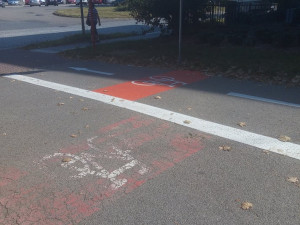 Chaos ve značení cyklostezek. Je to nebezpečné, upozorňují Olomoučané