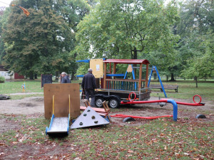 Dětská hřiště v Michalově dostanou ještě letos nové modřínové prolézačky