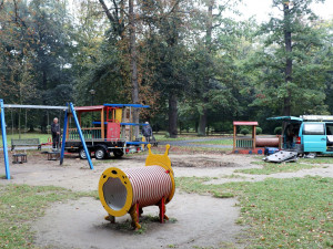 Dětská hřiště v Michalově dostanou ještě letos nové modřínové prolézačky