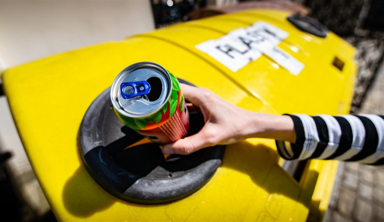 size3-16332695220626-139-kam-s-prazdnou-plechovkou-od-piti-trideni-hliniku-se-lisi-mesto-od-mesta