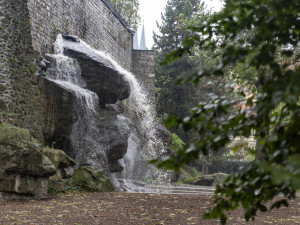 Na plný výkon proběhl test čerpadla vodopádu v Bezručových sadech. Množství vody valící se po skalách má být po naplnění jezírka ještě větší