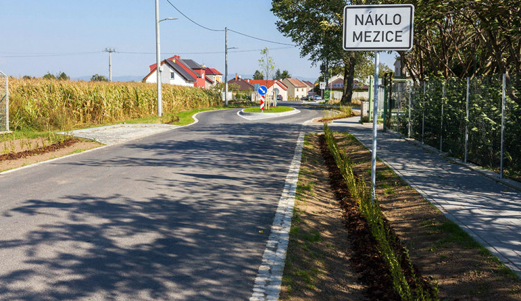 Před několika dny skončila uzavírka v obci Mezice nedaleko Litovle, oprava místní komunikace vyšla na 30 milionů korun