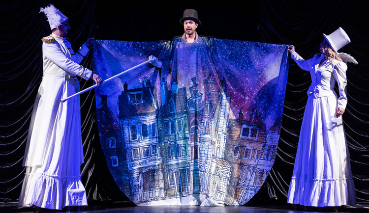 Herec Jan Ťoupalík (uprostřed) během inscenace představuje pět postav