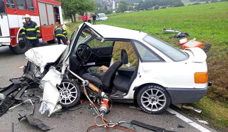 Po střetu auta s kamionem museli hasiči jednoho člověka vyprošťovat