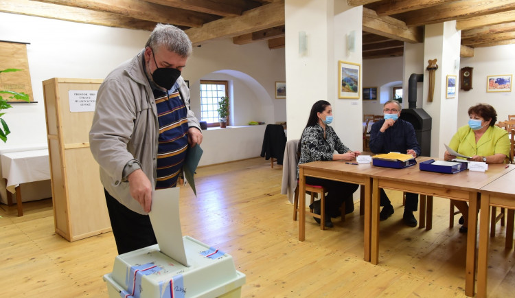 V Ludéřově lidé volí v barokní sýpce. Tady na vás dýchá historie, říkají členové komise