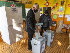 VOLBY 2021: O volby je letos mimořádný zájem. V některých okrscích až dvojnásobný