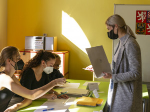 VOLBY 2021: První volební den je u konce. Většina lídrů má odvoleno. Někde byla účast téměř 50 procent