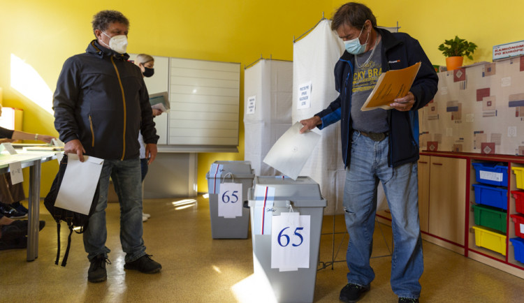 VOLBY 2021: O volby je letos mimořádný zájem. V některých okrscích až dvojnásobný