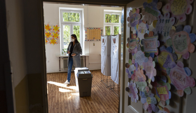 size4-1633720126394-139-volby-2021-prvni-volebni-den-je-u-konce-vetsina-lidru-ma-odvoleno