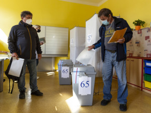 VOLBY 2021: Volební místnosti se uzavřely. Začalo sčítání hlasů