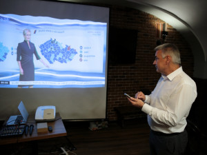 Lídr Pirátů a Starostů pro Olomoucký kraj Tomáš Müller sleduje výsledky