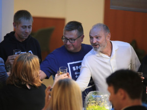 Martin Major z koalice SPOLU (uprostřed), vpravo Ivan Langer