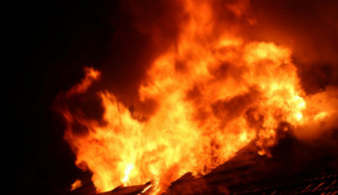 V Třemešku hoří hala plná štěpky, propadl se strop. Škoda přesáhne milion