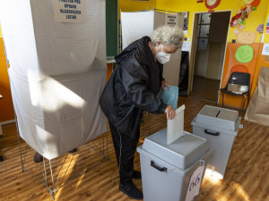 VOLBY 2021: Nejvíc lidí přišlo letos k volbám v Janoušově na Šumpersku