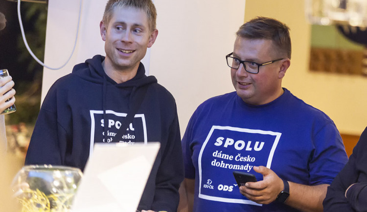 Martin Major ve volebním štábu SPOLU, vedle něj stranický kolega z ODS a olomoucký zastupitel Josef Kaštil (vlevo)