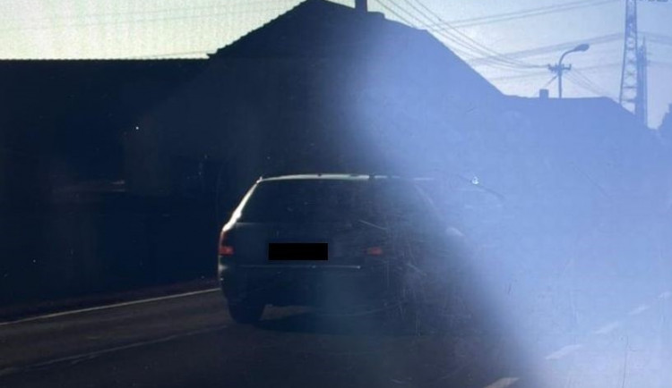 Nepřipoutaný muž jel v obci rychlostí 167 kilometrů za hodinu