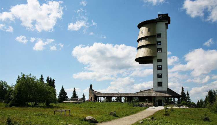 Na Šumavě mohou turisté znovu navštívit Poledník. Jejich počet hlídá turniket