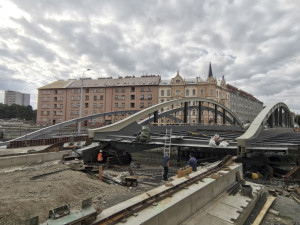 290 tun vážící konstrukce mostu doputovala po šesti dnech na místo určení