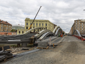 290 tun vážící konstrukce mostu doputovala po šesti dnech na místo určení