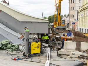 290 tun vážící konstrukce mostu doputovala po šesti dnech na místo určení