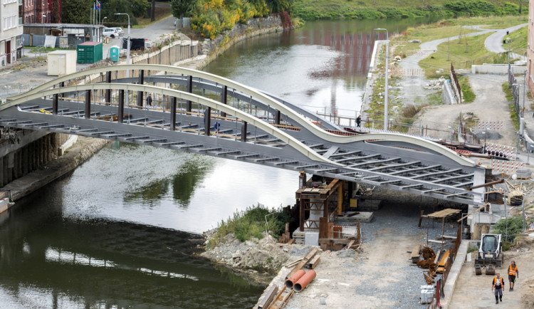290 tun vážící konstrukce mostu doputovala po šesti dnech na místo určení