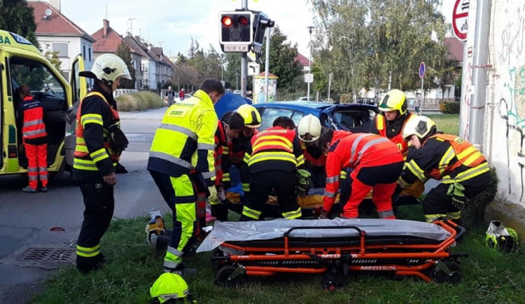 Na přejezdu v Prostějove se srazil vlak s autem. Dva lidé byli zranění