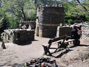 Hrádek Špacírštejn vybudoval Zdeněk Procházka u Lipové na Prostějovsku takzvanou suchou metodou. Maltu použil jen pro zpevnění nosných částí stavby