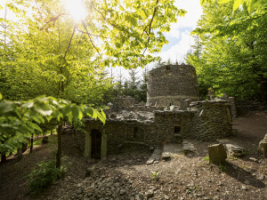 Hrádek Špacírštejn vybudoval Zdeněk Procházka u Lipové na Prostějovsku takzvanou suchou metodou. Maltu použil jen pro zpevnění nosných částí stavby