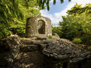 Hrádek Špacírštejn vybudoval Zdeněk Procházka u Lipové na Prostějovsku takzvanou suchou metodou. Maltu použil jen pro zpevnění nosných částí stavby