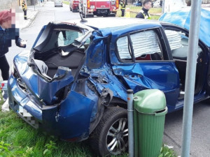 Na přejezdu v Prostějove se srazil vlak s autem. Dva lidé byli zranění