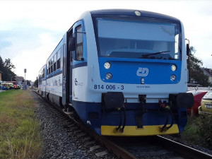 Na přejezdu v Prostějove se srazil vlak s autem. Dva lidé byli zranění