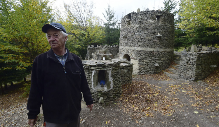 Zdeněk Procházka věnoval několik let práce stavbě středověkého hrádku u obce Lipová na Konicku