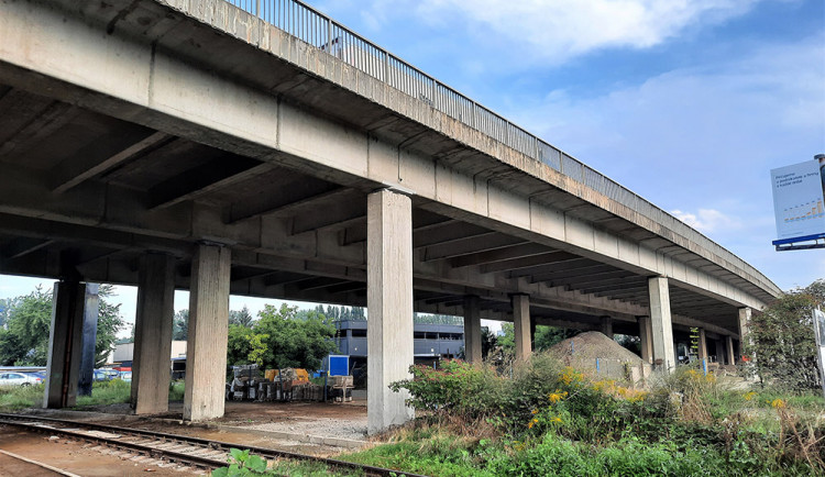 Dálniční most v Prostějově vyžaduje opravu, podle analýzy je ve velmi špatném stavu