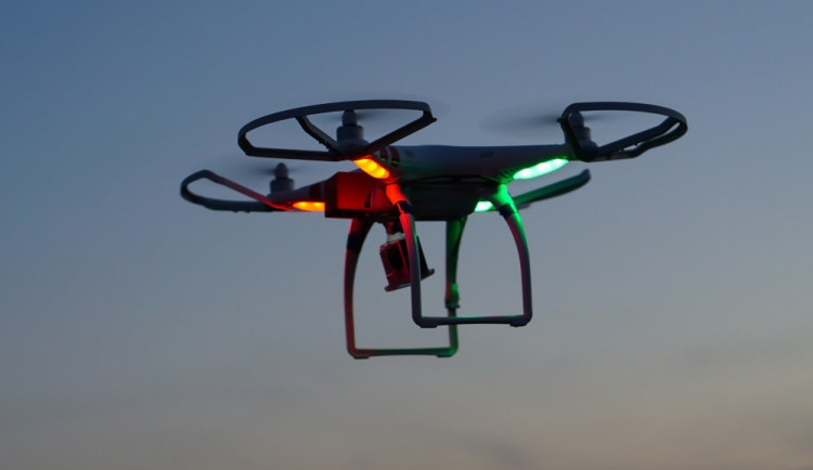 Dron nad věznicí? Sestřelit nejde. Ochranou je detekce i nová strategie