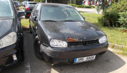 Prostějov zveřejnil fotky autovraků a hledá jejich majitele. Jinak auta odtáhne a bude chtít úhradu