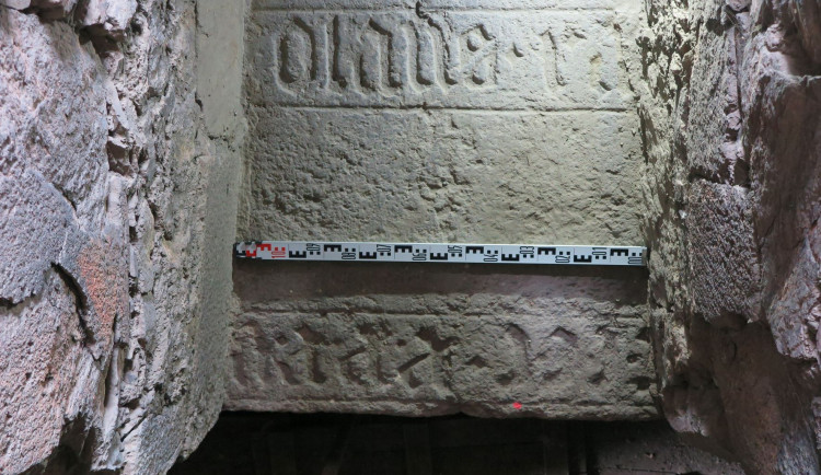 Věž kostela sv. Mořice v Olomouci je mladší, než se myslelo. Ukazuje to nález náhrobku