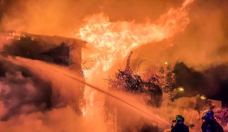 Opuštěnou stavbu u nádraží v Přerově pohltily plameny. Před požárem utekli čtyři lidé