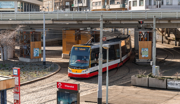 Tramvajovou trať u Pražské tržnice čeká rekonstrukce. Cestující se musejí připravit na omezení