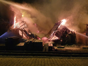 Požár dřevěné stavby v areálu železniční stanice Přerov se rychle rozšířil a zničil celou budovu