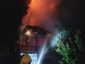 Požár chaty v Lipníku nad Bečvou řešily v noci čtyři jednotky hasičů