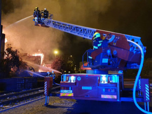 Požár dřevěné stavby v areálu železniční stanice Přerov se rychle rozšířil a zničil celou budovu