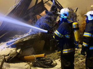 Požár dřevěné stavby v areálu železniční stanice Přerov se rychle rozšířil a zničil celou budovu