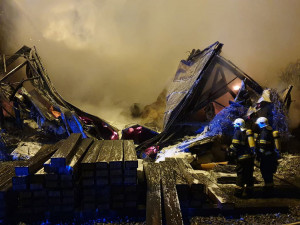 Požár dřevěné stavby v areálu železniční stanice Přerov se rychle rozšířil a zničil celou budovu