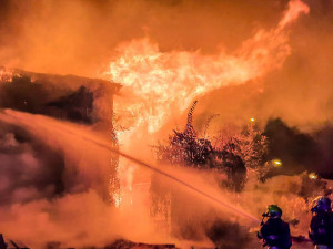 Opuštěnou stavbu u nádraží v Přerově pohltily plameny. Před požárem utekli čtyři lidé