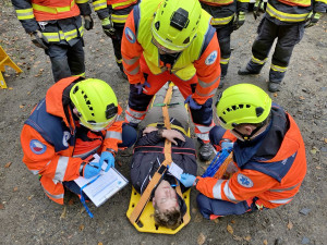Záchranáři na Červenohorském sedle vyprošťovali školáky z autobusu. Naštěstí jen v rámci cvičení